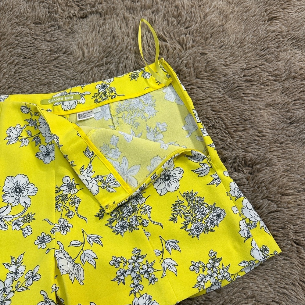 Gianni Bini Yellow Floral Women’s Shorts - Picture 3 of 5